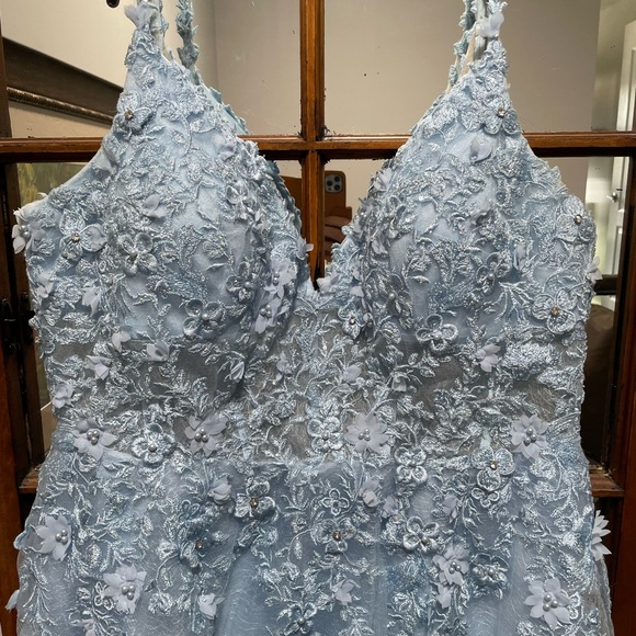 Stunning Ellie Wilde formal gown. - Picture 11 of 13